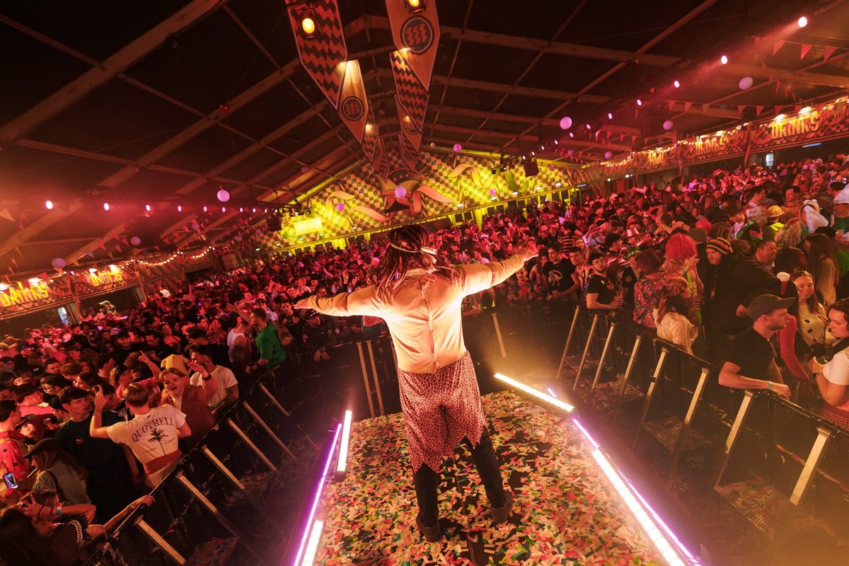 Confetti boven het publiek in de tent