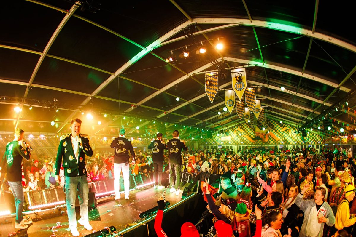 Artiesten op het podium van de Bavaria Bierhal